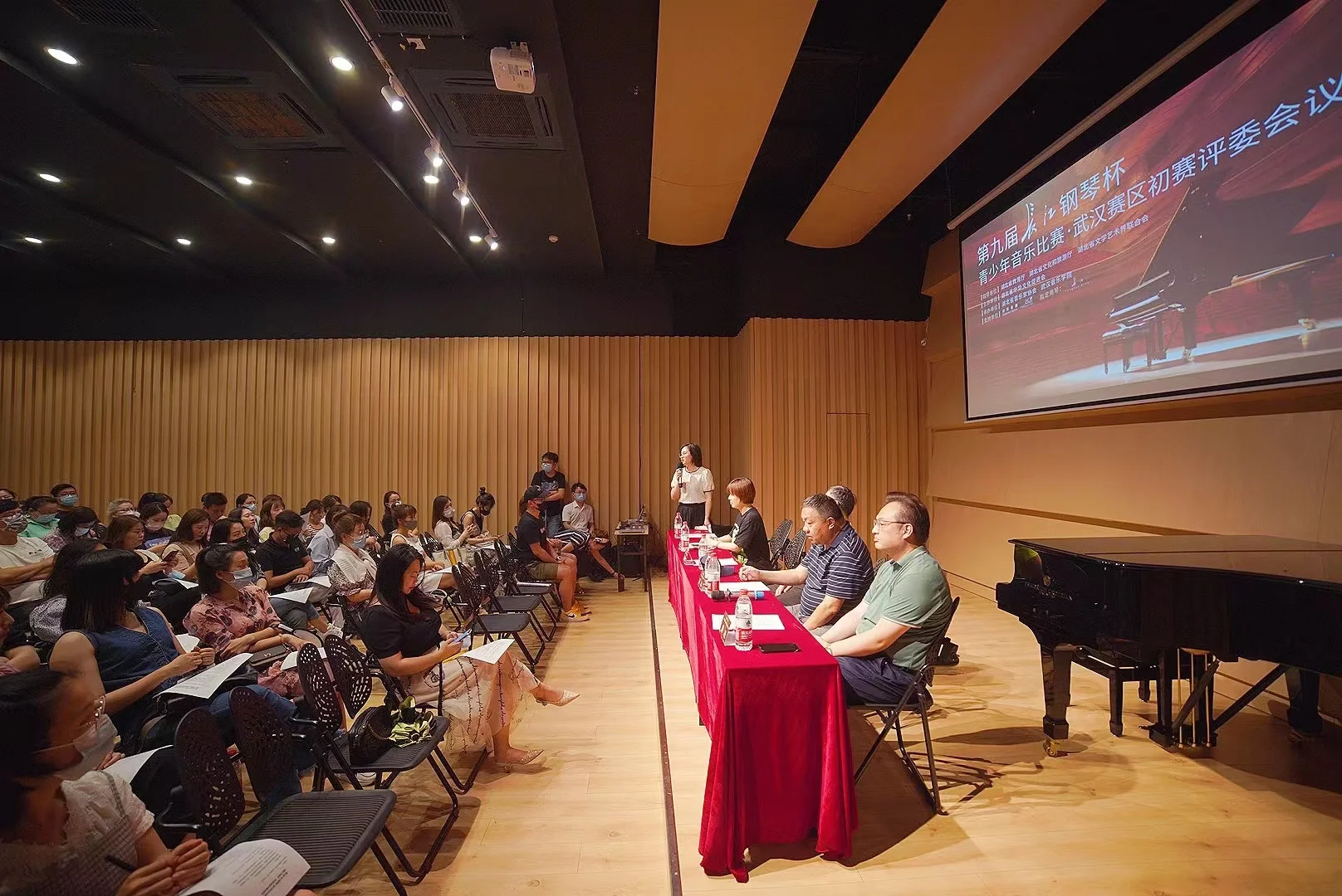 长江球队在比赛中交上一份令人瞩目的胜利的简单介绍