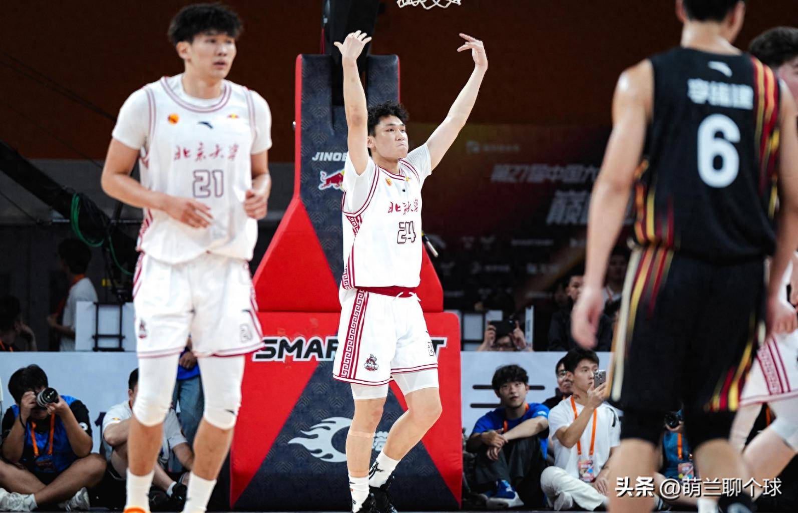 CBA比赛中球员们勇往直前