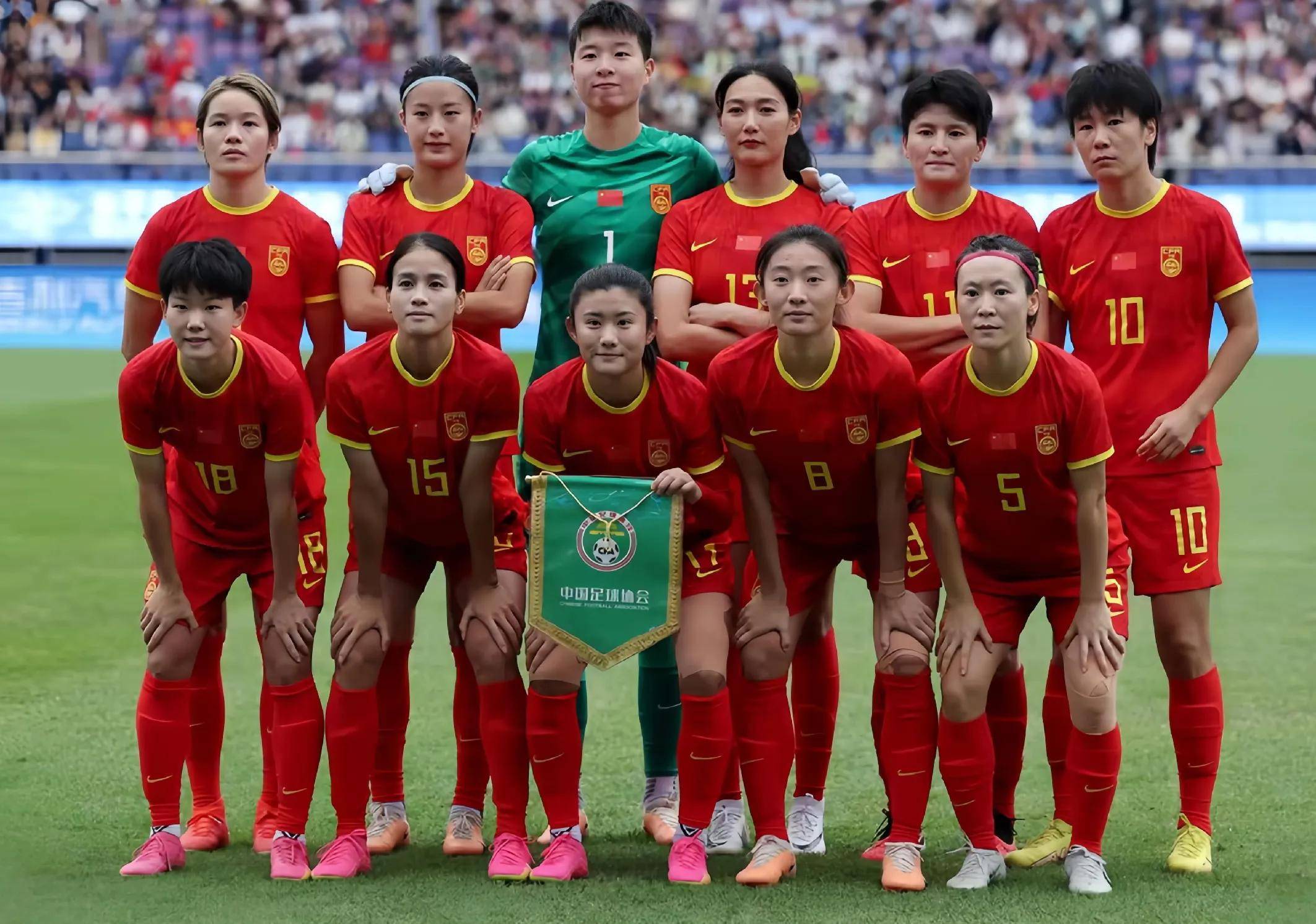 体育场上女足选手彰显技术精湛